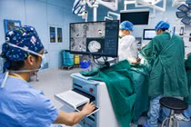 Con gái đột nhiên hay cười, sự thật đau lòng