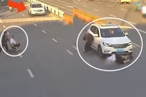 Cố đi nhanh khi đẩy xe lăn sang đường, người phụ nữ gặp nạn 
