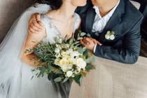 Chú rể về trước, bỏ mặc cô dâu nhậu say khướt với tình cũ