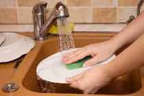 Rửa bát bằng nước nóng ngày lạnh, tôi bị chồng chửi thậm tệ
