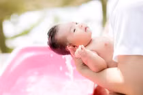 Tắm sai cách, nữ y tá khiến bé sơ sinh bỏng nặng da đầu