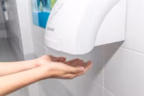 Dùng máy sấy tay sai cách, bé gái 5 tuổi cụt luôn ngón tay