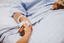 Nhập viện mà không con nào đến thăm, bố làm điều đau lòng