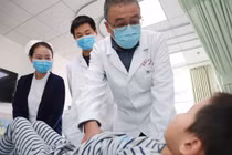 Bé trai gãy đôi thận chỉ vì làm điều này trên lớp