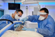 Triệu chứng ban đầu ở người nhiễm biến chủng Omicron ra sao?