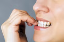 Thích cắn móng tay, cô gái gặp bi kịch đáng sợ