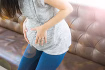 Thai phụ đi dạo cho dễ đẻ, ai ngờ suýt giết con mình