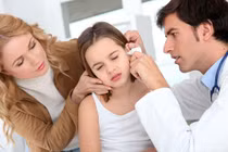 Tai bệnh nhân phát sáng, bác sĩ gắp ra được viên hồng ngọc