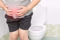 Táo bón lâu ngày, người đàn ông dùng ống nhựa làm điều hãi hùng