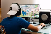 Bố bàng hoàng thấy con gục trước bàn máy tính và bài học xót xa...