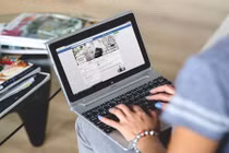 Thiếu niên 16 tuổi kiện mẹ vì đăng ảnh lên Facebook không xin phép