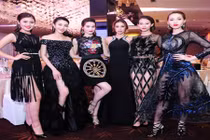 Không đại gia chống lưng, Hà Hồ “dựa hơi” ai? 