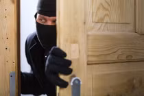 Tên trộm bị nữ chủ nhà ép kiệt sức trên giường... kết chết cười