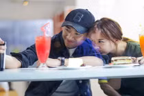 Hari Won vắng bóng đáng ngờ trong sinh nhật của Trấn Thành 