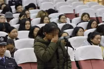 Vợ hạ độc vào bia của chồng, không bị ghét mà còn thương cảm