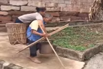 30 năm cõng vợ trên lưng... ân tình sâu nặng người người cảm phục 