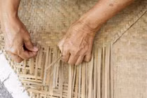 Chỉ ngủ trên chiếu tre, cô bé gặp chuyện kinh dị thế này