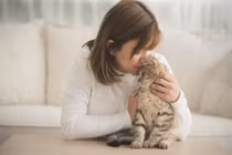 Mèo bỗng phản ứng lạ, giúp chủ nhân thoát chết gang tấc 