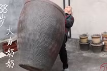 Cụ bà 88 tuổi bê chum nước khổng lồ tập thể dục mỗi ngày