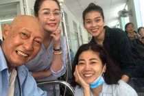 Nghệ sĩ Lê Bình - Mai Phương tươi cười động viên nhau ở bệnh viện