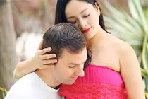 Hot Face sao Việt 24h: Lan Phương khoe bụng bầu sắp sinh