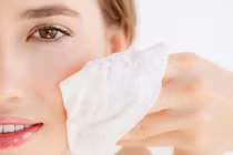 Không tẩy trang trước khi ngủ, bạn sẽ già đi 10 tuổi?