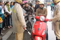 Cấm gái ế, trai cô đơn ra đường giờ cao điểm!