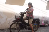 Mẹ chạy xe ôm nuôi con học trường quốc tế