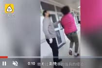 Bệnh nhân cao tuổi ở Vũ Hán vui vẻ nhảy múa, giúp bác sĩ dọn vệ sinh