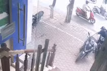 Video: Khoảnh khắc 'nữ đạo chích' mở cốp xe máy trộm túi xách chỉ trong tích tắc ở Hà Nội khiến nhiều người bàng hoàng
