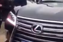 Xe sang Lexus đầu đeo biển xanh, đuôi đeo biển trắng
