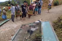 Trụ cổng trường tiểu học đổ sập khiến 3 cháu nhỏ tử vong