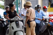 Những người thích đi xe máy tháo gương sẽ nghĩ lại khi biết điều này
