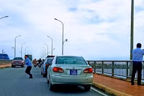 Đoàn xe biển xanh dừng trên cầu Nhật Lệ 1: Thứ trưởng Bộ Xây dựng xin lỗi người dân