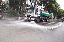 Hà Nội chi 114 tỷ rửa đường chống nắng: Tiền có “chạy nhầm chuồng”?