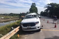 4 người thương vong khi xe bán tải va chạm với xe tải chở hàng