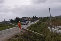 Hàng trăm cột điện gãy đổ ở miền Trung do bão số 5: Nghi ngờ là đúng?