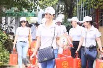 Hoa hậu Giáng My trẻ trung như thiếu nữ đôi mươi đi từ thiện