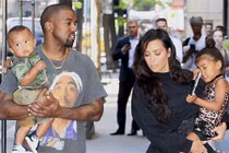 Vợ chồng Kim Kardashian đưa hai con đi mua sắm