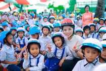 Hoa hậu Kỳ Duyên giản dị đi làm từ thiện
