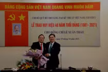 Liên hiệp Hội Việt Nam trao Huy hiệu 40 năm tuổi Đảng cho TS. Lê Xuân Thảo