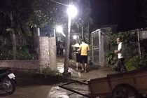 Đeo tai nghe khi sạc điện thoại, cháu bé bị điện giật tử vong
