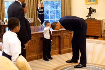 Tạm biệt Tổng thống Obama, thế giới sẽ nhớ những hình ảnh này