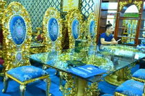 Hoa mắt với bộ bàn ăn dát vàng giá gần nửa tỷ