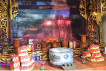 Huyền bí khối đá hình người cực thiêng trong đền Ông, động Bà 