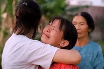 Khoảnh khắc người phụ nữ đoàn tụ gia đình sau 39 năm “mất tích"