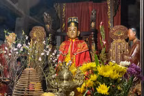 Kỳ lạ bức tượng biết “đứng lên, ngồi xuống” trong ngôi miếu cổ 