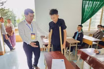 Cảm động hình ảnh Giám đốc Sở cùng công an hỗ trợ thí sinh đặc biệt