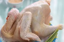 Tuyệt chiêu người bán gia cầm: 1 giây chọn gà an toàn 100%