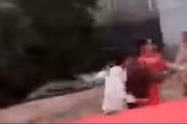 Video: Chú rể say rượu vung chân đạp thẳng vào bụng bố vợ trong ngày trọng đại